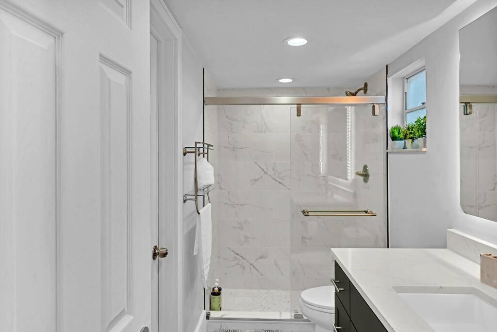 One Bedroom Steps Away From The Beach! Sunny Isles Beach Exterior photo